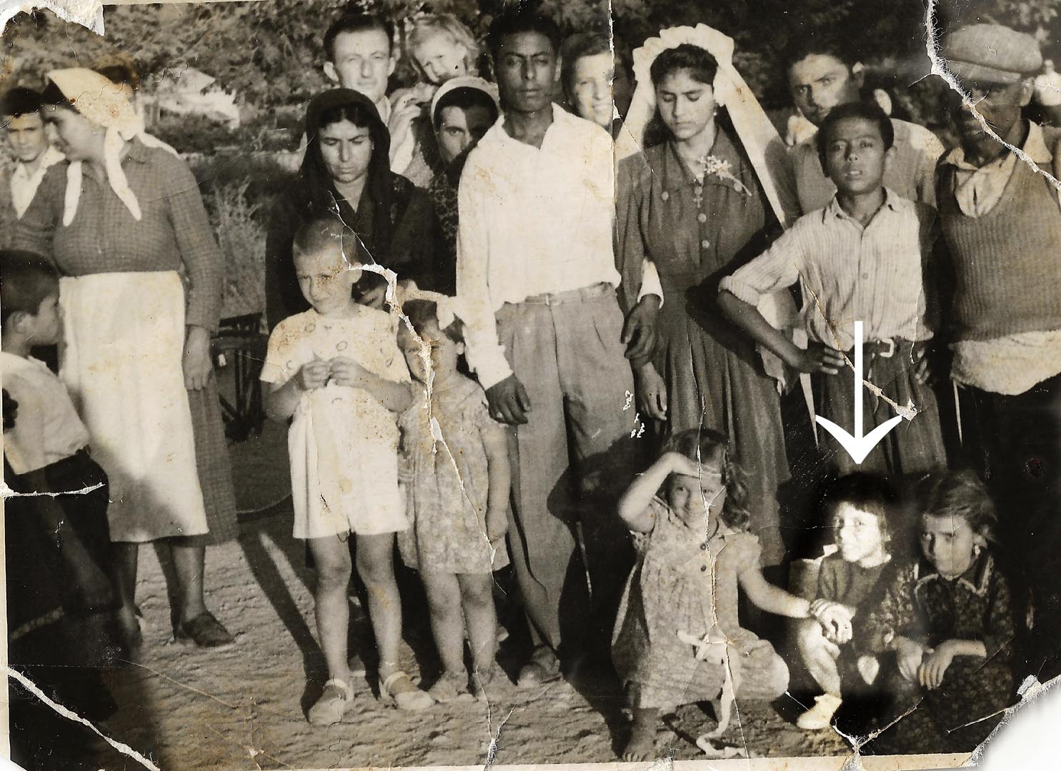 Hier ist Chrisoula ungefähr 6 Jahre alt. Das Foto ist bei einer Hochzeit in Griechenland entstanden. Zu sehen ist sie mit ihrer Familie.  