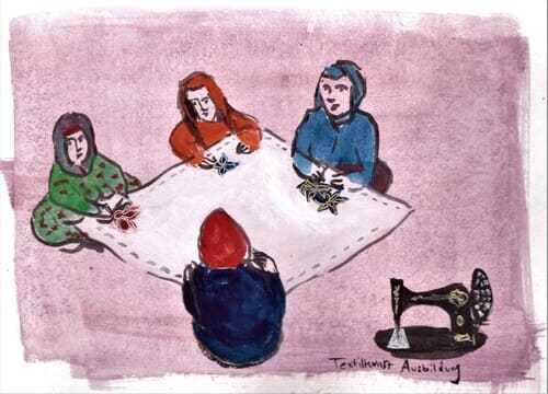 Auf dem mit Wasserfarben gemalten Bild sind 4 Personen sitzend an einem Tisch zu erkennen. Unten rechts auf dem Bild ist eine Nähmaschine zu sehen. Darunter steht „Textilkunst Ausbildung“.