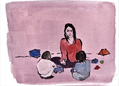Auf dem mit Wasserfarben gemalten Bild sind eine erwachsene Person und zwei Kinder zu erkennen. Alle drei sitzen sich gegenüber auf dem Boden. Die Kinder halten jeweils Spielklötze in ihren Händen.  Auf dem Boden sind weitere Spielklötze zu sehen.