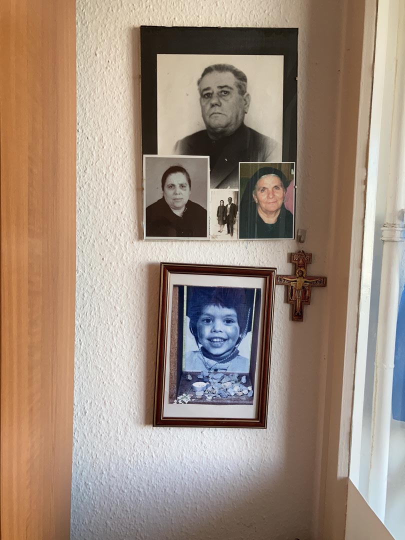An der Wand im Wohnzimmer von Chrisoula hingen Fotos der Verstorbenen - die italienischen und griechischen Großeltern und der verstorbene Giuseppe.